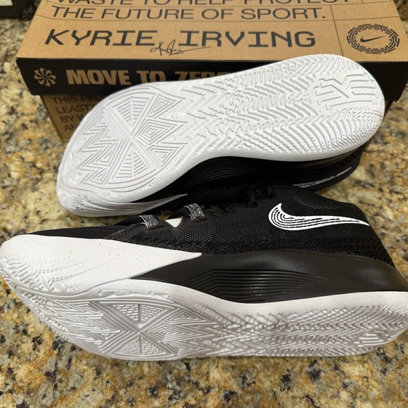 New NIB Nike Kyrie Flytrap 6 EP  DM1125 001 Sneakers Sz 11 main image 5